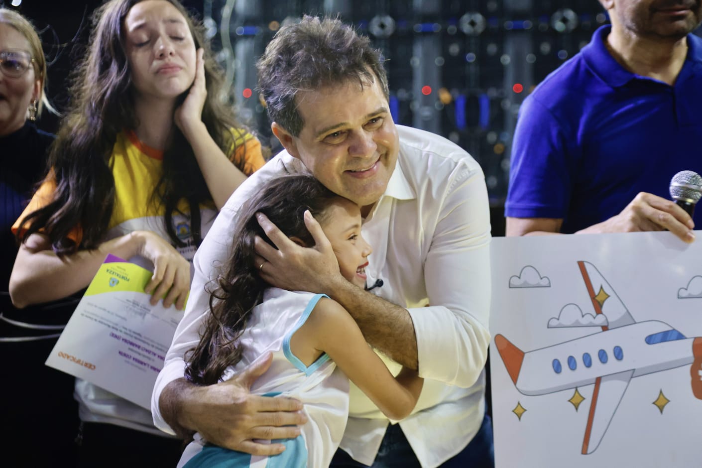 grupo de pessoas posa para a foto